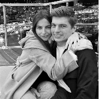 Melalui unggahan Instagram, Kelly PIquet merilis pernyataan. Model Brazil itu tidak secara spesifik menyebut pernyataannya terkait tuduhan Stifferman. Dia hanya mengatakan saat ini ada banyak rumor di media sosial yang menyudutkannya. Rumor tersebut bergulir selama beberapa waktu belakangan ini dan kini mulai mengusiknya. Foto: Instagram