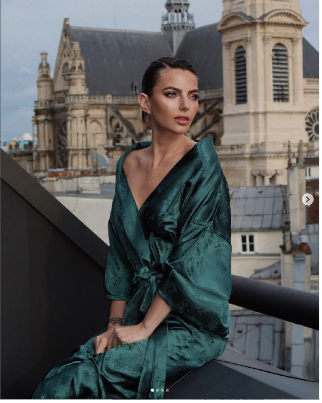 Kelly Piquet mulai bekerja di dunia mode saat berada di New York. Dia pernah menjadi asisten penata gaya untuk Vogue Latin America hingga kini sukses terjun ke dunia modelling. Model 35 tahun itu pernah tampil untuk sederet merek seperti Pepe Jeans, PatBo, dan Louis Vuitton. Foto: Instagram