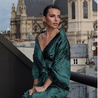 Kelly Piquet mulai bekerja di dunia mode saat berada di New York. Dia pernah menjadi asisten penata gaya untuk Vogue Latin America hingga kini sukses terjun ke dunia modelling. Model 35 tahun itu pernah tampil untuk sederet merek seperti Pepe Jeans, PatBo, dan Louis Vuitton. Foto: Instagram