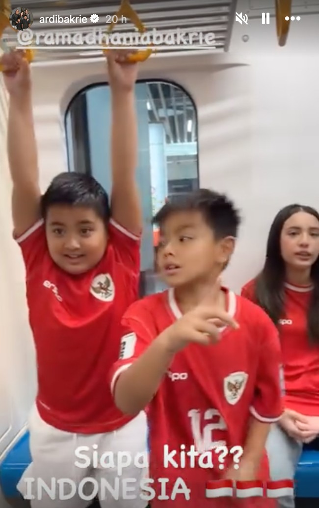 Terlihat ketiga anak Nia dan Ardi yang begitu bersemangat, terutama kedua anak laki-lakinya, Mainaka dan Magika. Kedua putranya itu terlihat tak sabar untuk segera menonton pertandingan Timnas Indonesia. Foto: Instagram/@ramadhaniabakrie/@ardibakrie