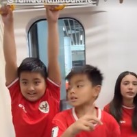 Terlihat ketiga anak Nia dan Ardi yang begitu bersemangat, terutama kedua anak laki-lakinya, Mainaka dan Magika. Kedua putranya itu terlihat tak sabar untuk segera menonton pertandingan Timnas Indonesia. Foto: Instagram/@ramadhaniabakrie/@ardibakrie
