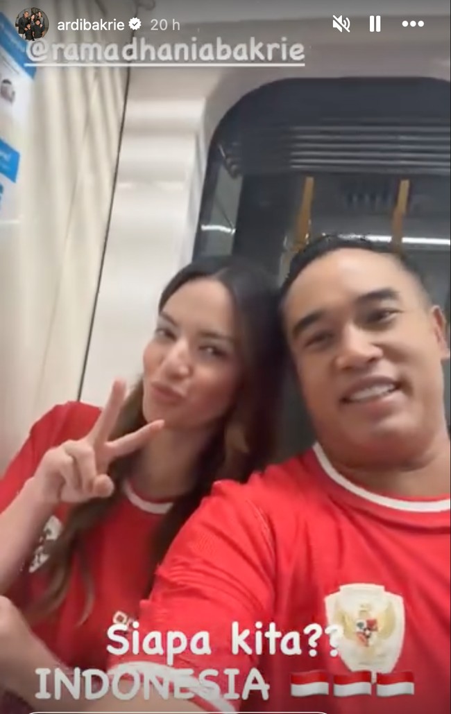 Nia dan Ardi juga sempat memvideokan kebersamaan keluarganya saat tengah menaiki MRT. Terlihat Nia dan Ardi juga tak sabar ingin segera menonton pertandingan. Foto: Instagram/@ramadhaniabakrie/@ardibakrie