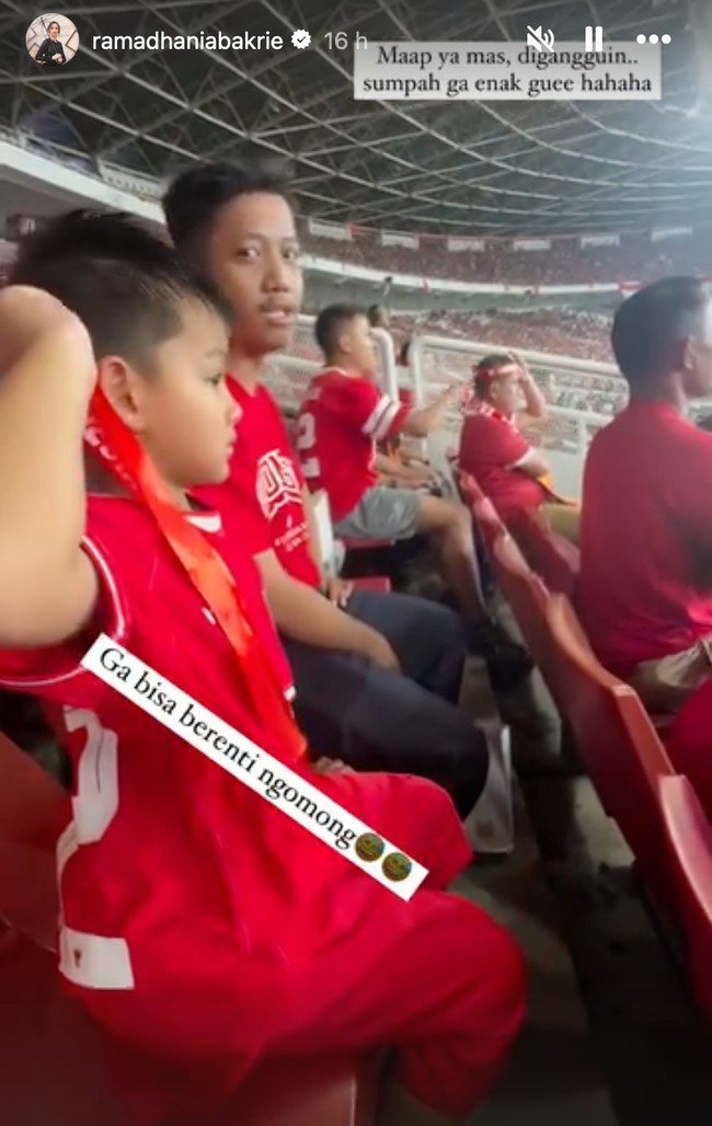 Anak ketiga Nia Ramadhani, Magika memang menyukai sepak bola. Magika bahkan ngefans dengan salah satu pemain Timnas Indonesia, Pratama Arhan. Foto: Instagram/@ramadhaniabakrie/@ardibakrie