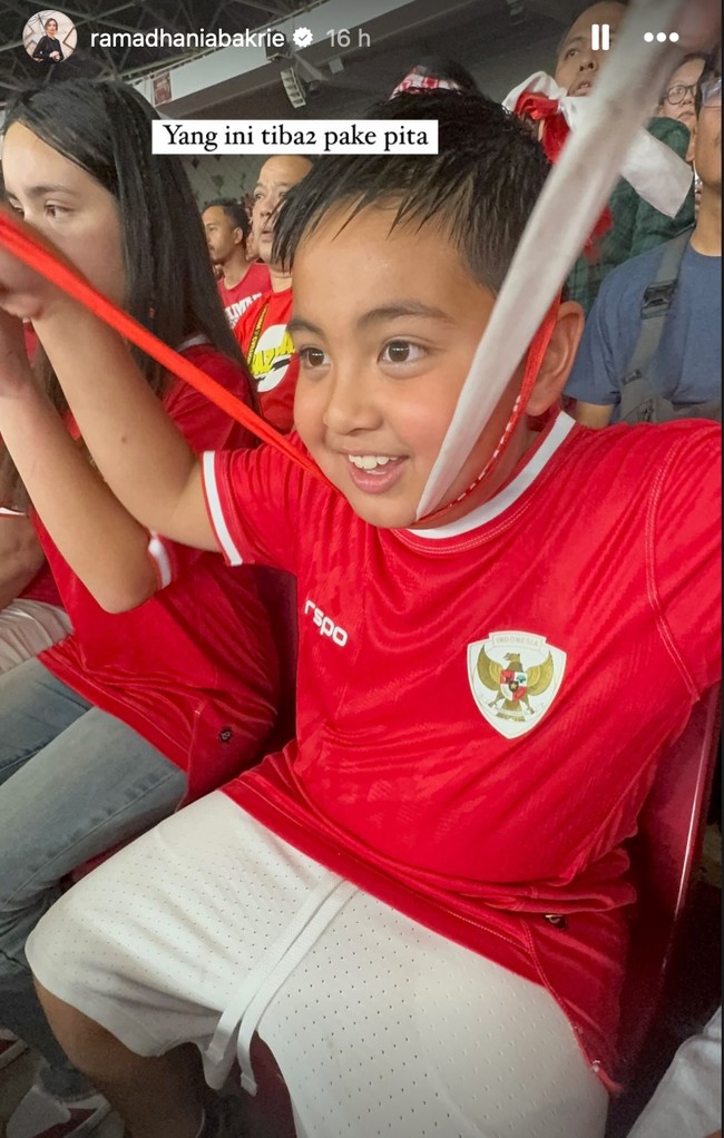 Tak kalah bersemangat dan senang, anak kedua Nia, Mainaka juga tampak serius menyaksikan pertandingan. Ia duduk di sebelah sang kakak, Mikhayla. Foto: Instagram/@ramadhaniabakrie/@ardibakrie