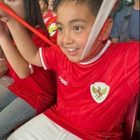 Tak kalah bersemangat dan senang, anak kedua Nia, Mainaka juga tampak serius menyaksikan pertandingan. Ia duduk di sebelah sang kakak, Mikhayla. Foto: Instagram/@ramadhaniabakrie/@ardibakrie