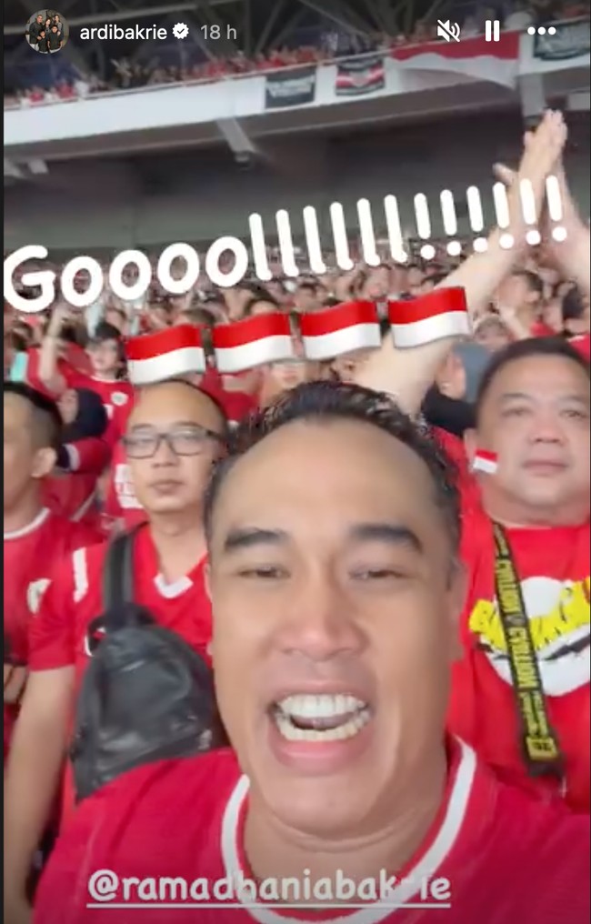 Ketika Indonesia berhasil mencetak gol, Ardi langsung bersorak gembira. Bersama para penonton lain, Ardi ikut bersama-sama berbahagia. Foto: Instagram/@ramadhaniabakrie/@ardibakrie