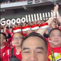 Ketika Indonesia berhasil mencetak gol, Ardi langsung bersorak gembira. Bersama para penonton lain, Ardi ikut bersama-sama berbahagia. Foto: Instagram/@ramadhaniabakrie/@ardibakrie