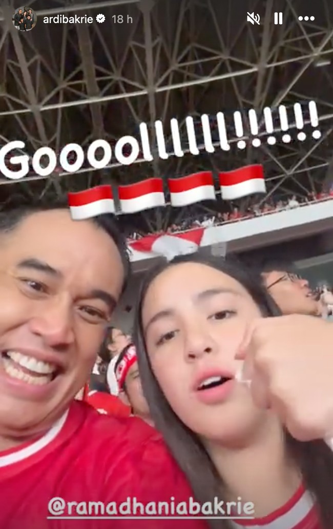 Mikhayla yang berada di sebelah Ardi juga ikut bersorak merayakan kemenangan Indonesia 2-0. Foto: Instagram/@ramadhaniabakrie/@ardibakrie