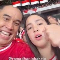 Mikhayla yang berada di sebelah Ardi juga ikut bersorak merayakan kemenangan Indonesia 2-0. Foto: Instagram/@ramadhaniabakrie/@ardibakrie