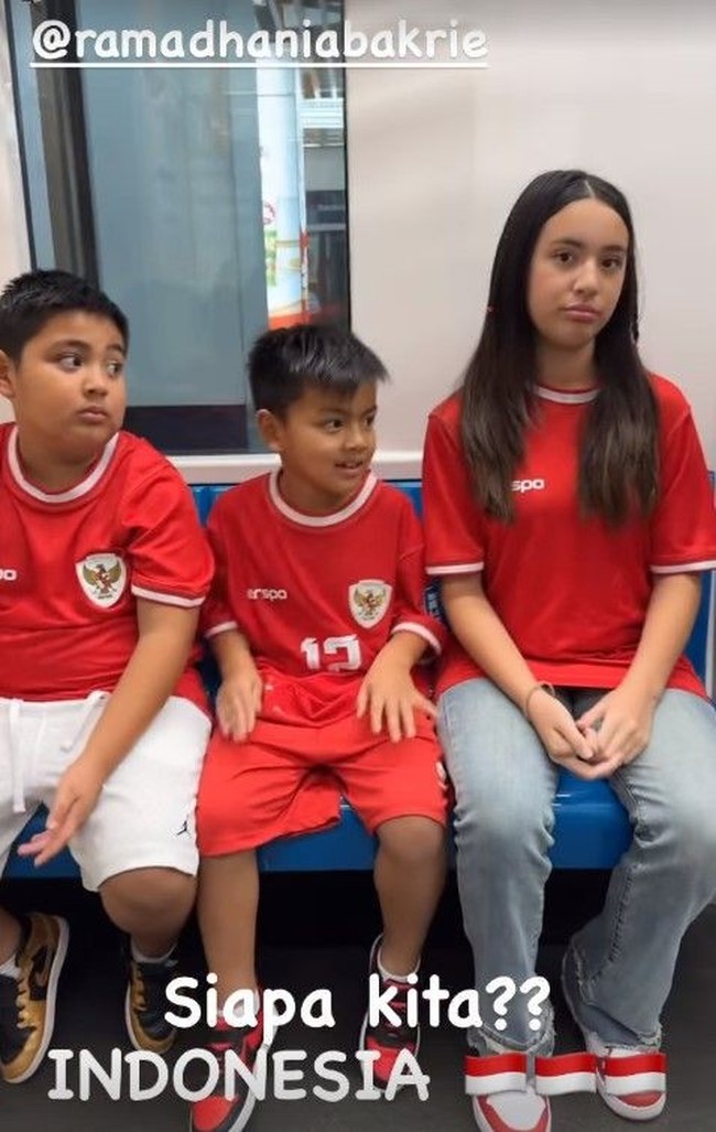 Alih-alih menaiki mobil pribadi, Nia dan Ardi tampak mengajak ketiga anaknya, Mikhayla, Mainaka, dan Magika, naik transportasi umum MRT menuju GBK. Foto: Instagram/@ramadhaniabakrie/@ardibakrie
