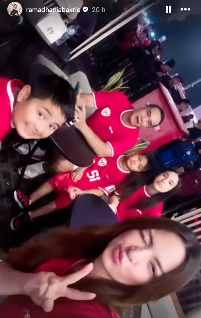 Tak mau ketinggalan euphoria pertandingan sepakbola Indonesia melawan Filipina, Nia Ramadhani memboyong suami dan anaknya untuk ikut menonton langsung ke Gelora Bung Karno (GBK). Nia dan keluarganya itu tampil kompak mengenakan jersey merah. Foto: Instagram/@ramadhaniabakrie/@ardibakrie