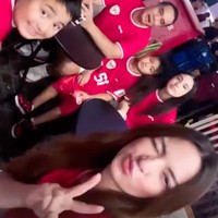 Tak mau ketinggalan euphoria pertandingan sepakbola Indonesia melawan Filipina, Nia Ramadhani memboyong suami dan anaknya untuk ikut menonton langsung ke Gelora Bung Karno (GBK). Nia dan keluarganya itu tampil kompak mengenakan jersey merah. Foto: Instagram/@ramadhaniabakrie/@ardibakrie