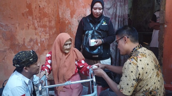 Kemensos Salurkan Bantuan Sembako-Kasur untuk Lansia di Sukabumi
