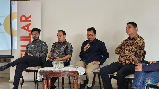Kementerian Komunikasi dan Informatika (Kominfo) mengungkapkan bahwa Starlink awalnya ogah membangun perusahaan di dalam negeri, dan hanya mau berjualan di Indonesia. (CNBC Indonesia/Intan Rakhmayanti Dewi )