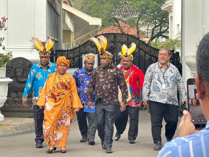 Ketua MRP Papua Tengah dan Koordinator MRP se-Papua, Agustinus Anggaibak (batik hitam). (Isal Mawardi/detikcom)