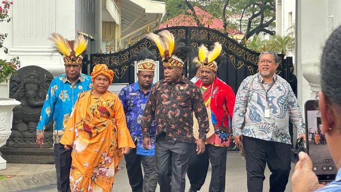 Ketua MRP Papua Tengah dan Koordinator MRP se-Papua, Agustinus Anggaibak (batik hitam). (Isal Mawardi/detikcom)