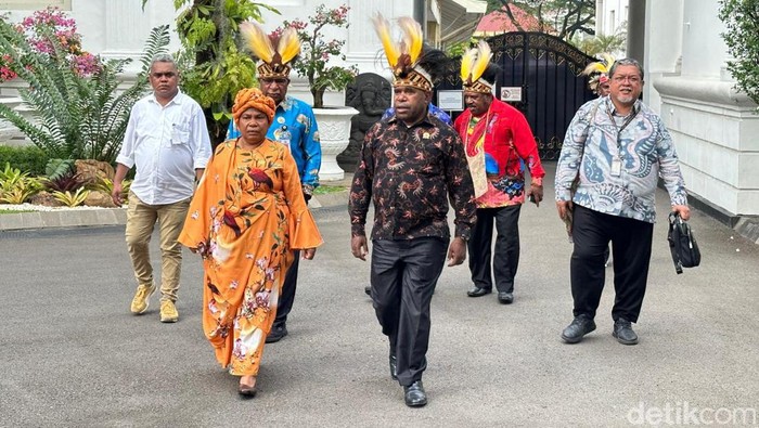 Ketua MRP Papua Tengah dan Koordinator MRP se-Papua, Agustinus Anggaibak (batik hitam). (Isal Mawardi/detikcom)