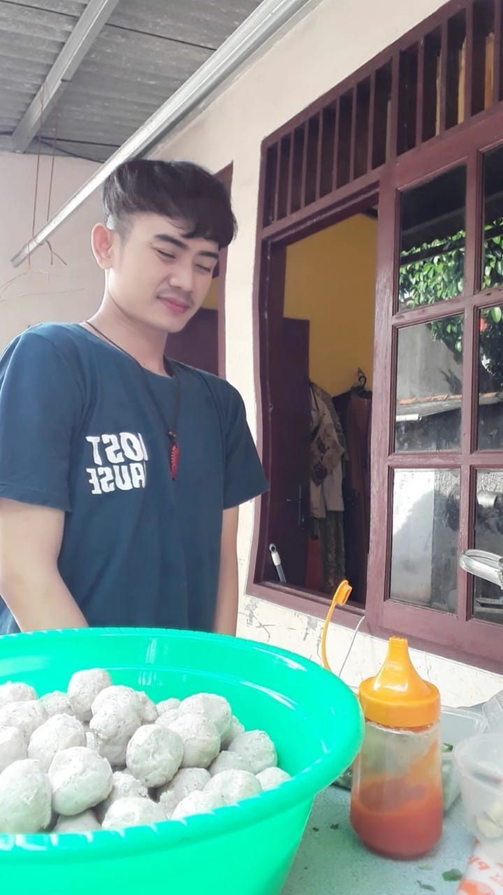 Kisah Penjual Cilok yang Bikin Bangga Sampai Bikin Sedih