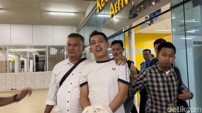 Ko Apex, kekasih Dinar Candy ditangkap Polda Jambi atas kasus pemalsuan dokumen kapal dan penggelapan dalam jabatan.