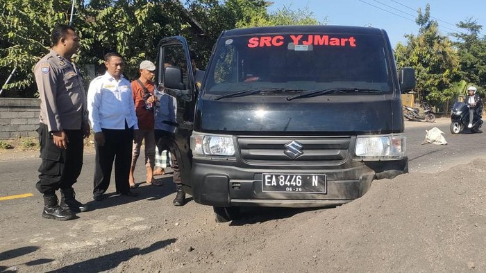 Kondisi mobil pikap yang menabrak bocah berusia 6 tahun hingga tewas di Jalan Lintas Kempo-Calabai, tepatnya di Desa Dorokobo, Kabupaten Dompu, NTB. (Foto: Istimewa)