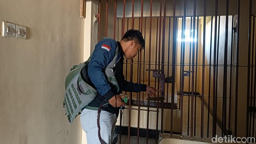 Kondisi sel tahanan Polsek Praya Barat Daya yang dirusak oleh kedua tahanan yang kabur. (Foto: Edi Suryansyah/detikBali)