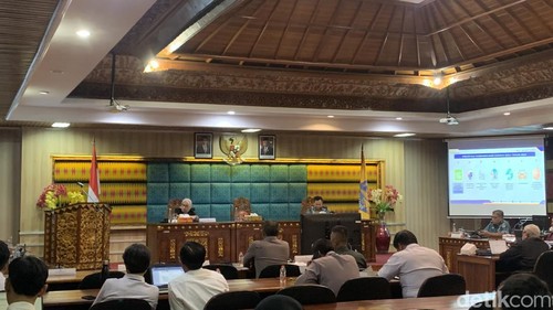 Deputi Bisang Pengkajian Strategik Lemhannas RI, Reni Mayerni di kantor Bappeda Provinsi Bali di Denpasar, Rabu (12/6/2024).