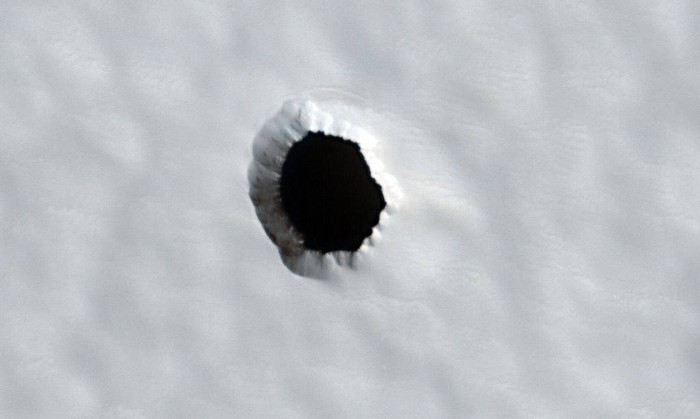 Lubang misterius di permukaan Mars