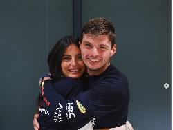 Pembalap F1 Max Verstappen Bela Pacar yang Dituduh Mau Rebut Suami Orang