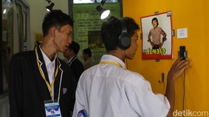 Pengunjung mendengarkan musik karya Benyamin Sueb.  