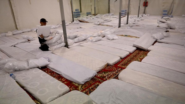 Melihat Persiapan Puncak Ibadah Haji di Armuzna Pekerja membersihkan salah satu area mabit di Arafah, Makkah, Selasa (11/6/2024). Kementerian Agama bersama pihak Masyariq menyiapkan berbagai fasilitas, sarana dan prasarana di Arafah, Muzdalifah dan Mina (Armuzna) untuk jamaah haji Indonesia menjelang puncak ibadah haji yang akan berlangsung mulai 9 Dzulhijah atau 15 Juni 2024. ANTARA FOTO/Sigid Kurniawan/YU