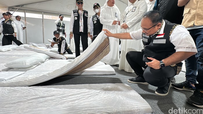 Menag Yaqut Cholil Qoumas tinjau fasilitas di Arafah, Selasa (11/6/2024) sore.