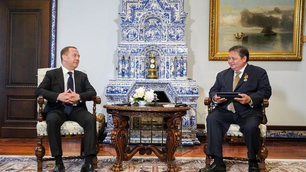 Menko Airlangga Bertemu Dmitry Medvedev, Mantan Presiden dan Perdana Menteri Rusia, Sepakat untuk Perkuat Hubungan Bilateral. (Istimewa)