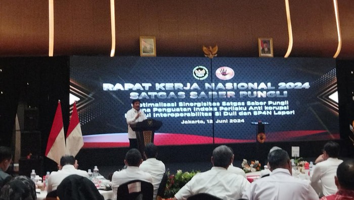 Menko Hadi saat rapat kerja Saber Pungli (Kurniawan/detikcom)