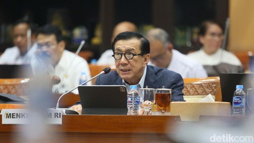 Menkumham Yasonna Laoly ikuti raker dengan Komisi III DPR. Yasonna mengungkap lapas di Indonesia mengalami kelebihan kapasitas sekitar 89 persen.