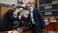 Menkumham Yasonna H. Laoly (kanan) berjabat tangan dengan Ketua Komisi III DPR Bambang Wuryanto (kiri) sebelum rapat kerja bersama Komisi III DPR di kompleks Parlemen, Senayan, Jakarta, Rabu (12/6/2024).  