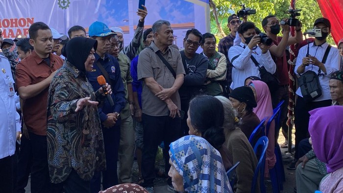 Mensos Tri Rismaharini  memberi bantuan operasi katarak gratis di RSUD H Abdul Azis Marabahan, Kabupaten Barito Kuala, Kalimantan Selatan (Kalsel).