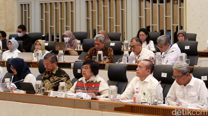 Menteri Siti Nurbaya Raker dengan Komisi IV DPR Menteri Lingkungan Hidup dan Kehutanan (LHK) Siti Nurbaya mengikuti rapat kerja bersama Komisi IV DPR. Rapat itu membahas rencana kerja anggaran 2024.
