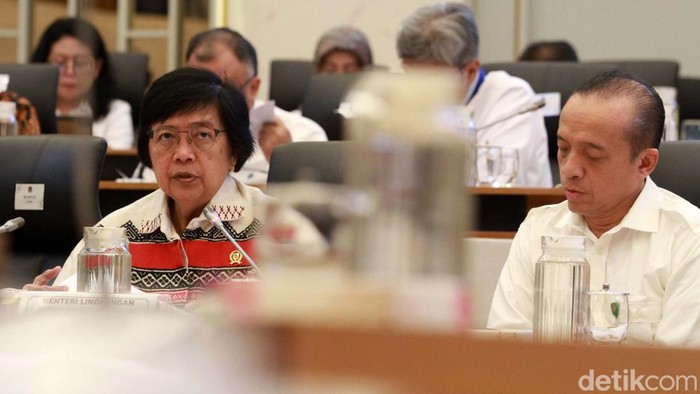 Menteri Lingkungan Hidup dan Kehutanan (LHK) Siti Nurbaya mengikuti rapat kerja bersama Komisi IV DPR. Rapat itu membahas rencana kerja anggaran 2024.