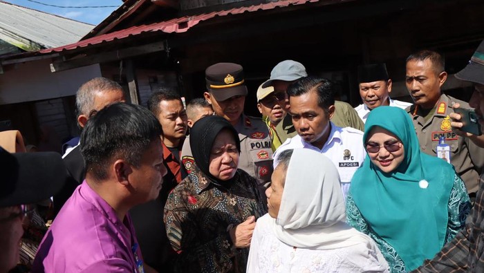 Menteri Sosial Tri Rismaharini (Risma) melepas pasung  orang dengan status orang dengan gangguan jiwa (ODGJ) di Kabupaten Barito Kuala, Kalimantan Selatan (Kalsel).