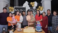 Ini salah satunya ketika pria kelahiran 1983 itu berulang tahun. Sarwendah beserta anak-anak dan keluarganya pun memberi kejutan, termasuk memberikan kue ulang tahun. Foto: Instagram @sarwendah29