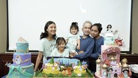 Ada lagi momen kebersamaan keluarga selebriti itu ketika merayakan ulang tahun putri pertamanya, Thalia. Keluarga ini kumpul untuk merayakan sekaligus menikmati nasi kuning tumpeng hingga kue bersama. Foto: Instagram @sarwendah29