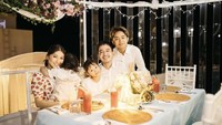 Manis! Tidak sekadar merayakan momen ulang tahun, tetapi keluarga ini juga pernah terlihat makan malam ala fine dining bersama. Foto: Instagram @sarwendah29
