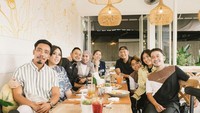 Ini momen saat Ruben Onsu dan Sarwendah menikmati makan siang singkat di salah satu restoran di Bali. Foto: Instagram @sarwendah29