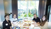 Saat liburan ke Malang, orang tua Betrand, Thalia, dan Thania ini juga menyempatkan waktu sarapan hidangan Indonesia di rumah Sultan Malang. Foto: Instagram @sarwendah29
