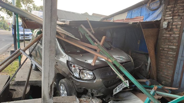Mobil seruduk motor dan teras rumah di Jalan Paris, Jetis, Bantu, Rabu (12/6/2024).