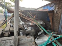 Mobil Seruduk Motor dan Teras Rumah di Jalan Paris Bantul