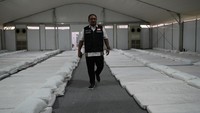 Menteri Agama Yaqut Cholil Qoumas selaku Amirul Hajj mengecek fasilitas layanan tempat tidur bagi jamaah calon haji Indonesia 1445 H di Arafah, Makkah, Selasa (11/6/2024).