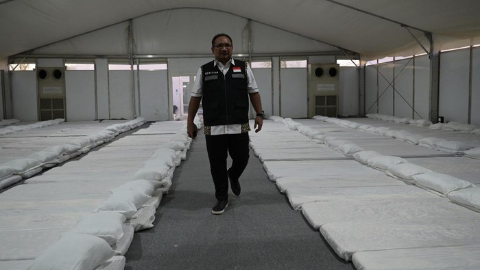 Menteri Agama Yaqut Cholil Qoumas (kanan) selaku Amirul Hajj berkeliling dengan mobil golf saat mengecek fasilitas bagi jamaah calon haji Indonesia 1445 H di Arafah, Makkah, Selasa (11/6/2024). Menag meninjau secara langsung berbagai persiapan dan fasilitas di Arafah, Muzdalifah dan Mina (Armuzna) menjelang puncak ibadah haji yang akan berlangsung mulai 9 Dzulhijah atau 15 Juni 2024. ANTARA FOTO/Sigid Kurniawan/YU