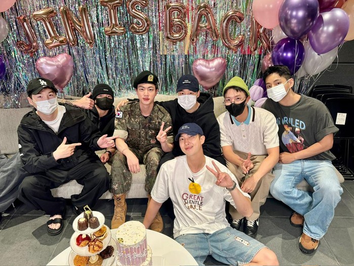 Momen reuni BTS setelah kepulangan Jin dari wajib militer Momen reuni BTS setelah kepulangan Jin dari wajib militer