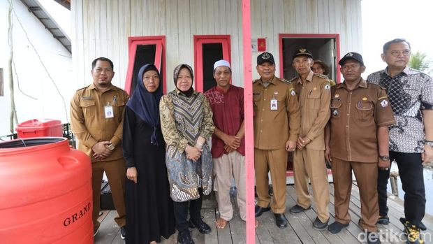 Momen Risma mengunjungi kediaman Bahruddin pada Selasa, 11 Juni 2024 di Kalsel (Foto: Devi/detikcom)